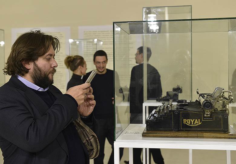 Заместитель генерального директора ФК "Открытие" Алексей Карахан на вернисаже выставки "200 ударов в минуту" в ММОМА