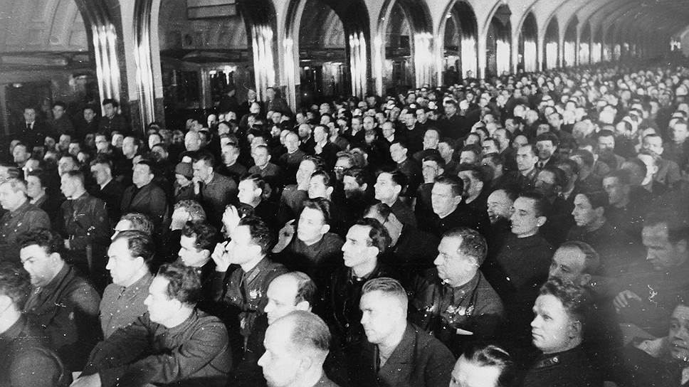 Заседание, посвященное 24-ой годовщине революции. Станция метро "Маяковская", 1941 год