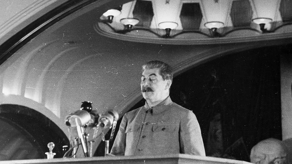 Иосиф Сталин на заседании, посвященном 24-ой годовщине революции. Станция метро "Маяковская", 1941 год