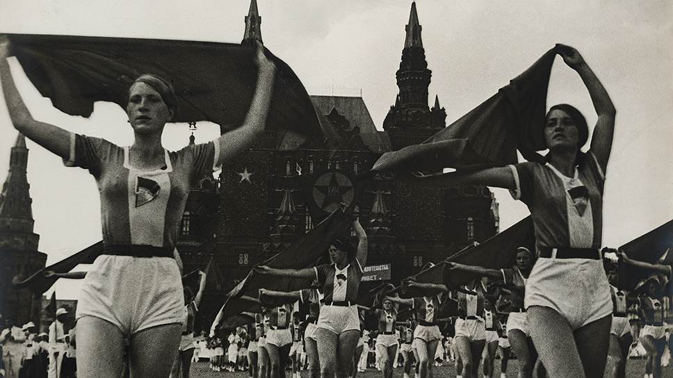 "Девушки с платками", 1935 год