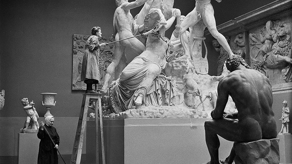 «Чистка экспонатов». Евгений Умнов, 1954 год  