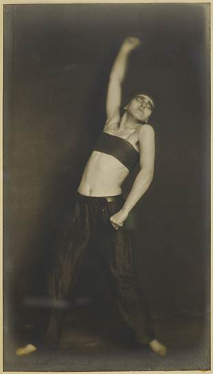 Жермена Круль. «Джо Михали в образе Революции», 1925 год 