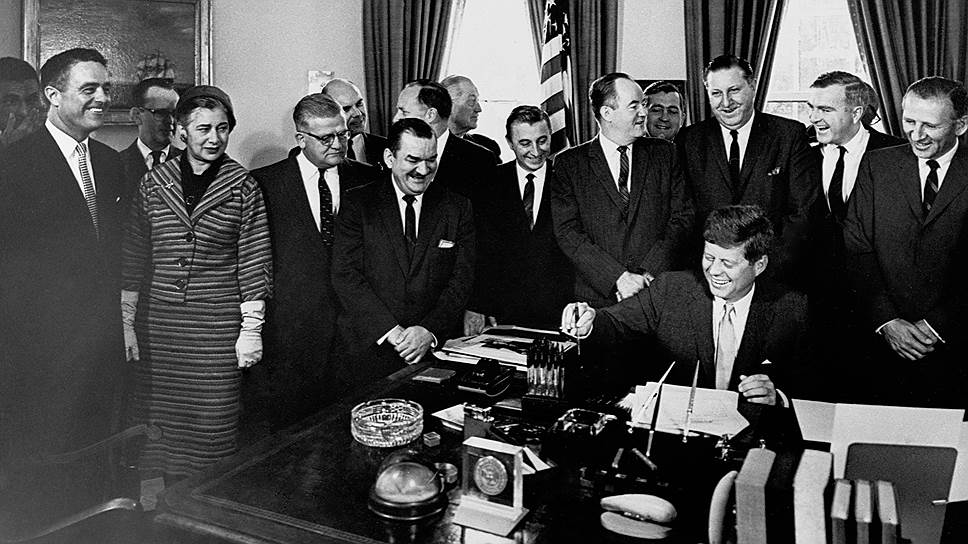 Президент Джон Ф. Кеннеди подписывает закон о Корпусе мира, 1961 год  