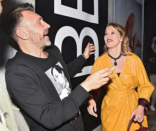 Главный редактор журнала L'Officiel Ксения Собчак на открытии выставки Сергея Шнурова (слева) "Ретроспектива брендреализма" в ММСИ