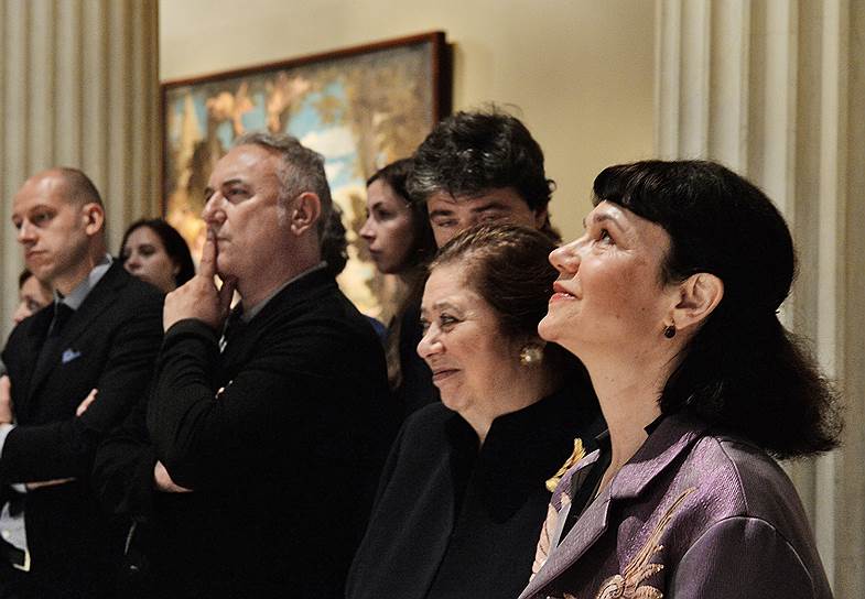 Директор ГМИИ им. А.С. Пушкина Марина Лошак (справа) на закрытом показе выставки "Венеция Ренессанса. Тициан, Тинторетто, Веронезе" куратора Виктории Марковой (вторая справа)
