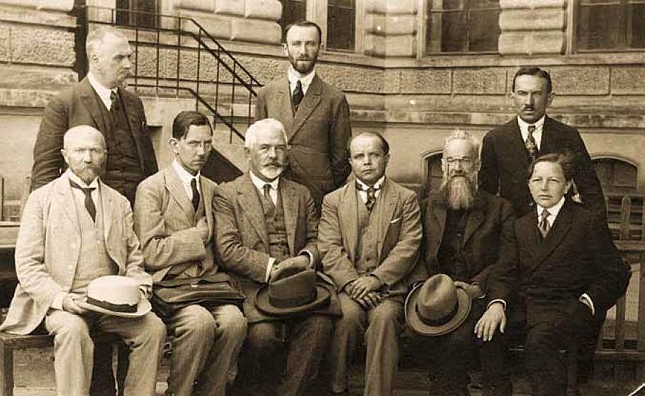 Русские ученые-эмигранты. Стоят (слева направо): Иван Лапшин, Петр Савицкий, Иван Панас, сидят слева направо: Николай Лосский, Георгий Флоровский, Владимир Францев, неизвестный, Александр Кизеветтер, Анатолий Флоровский. Чехословакия, Ужгород, август 1923 года 