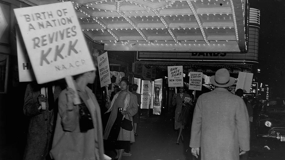 Пикет Национальной ассоциации содействия прогрессу цветного населения против показа фильма «Рождение нации», Нью-Йорк, 1947 год 