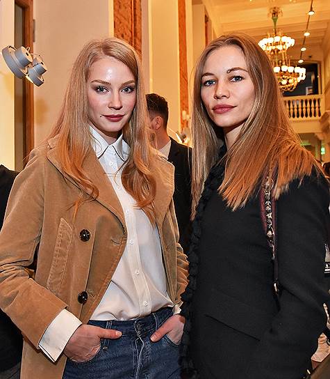 Актрисы Светлана Ходченкова и Светлана Устинова (справа) на премьере фильма "Осколки" Алисы Хазановой в кинотеатре "Пионер"