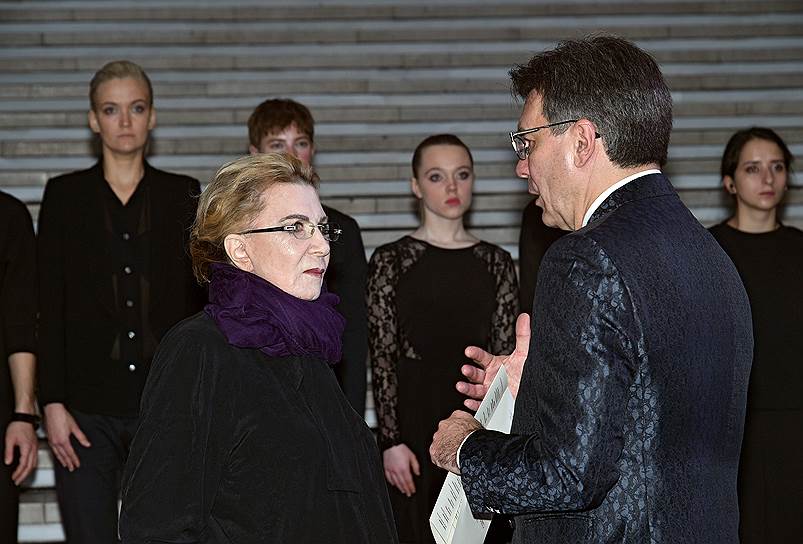 Актриса Алла Демидова и главный редактор журнала "Сноб" Сергей Николаевич на церемонии вручения премии "Сделано в России" проекта "Сноб" в "Новой Третьяковке"