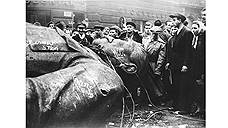 Сброшенный с постамента памятник Иосифу Сталину. Будапешт, 1956 год 