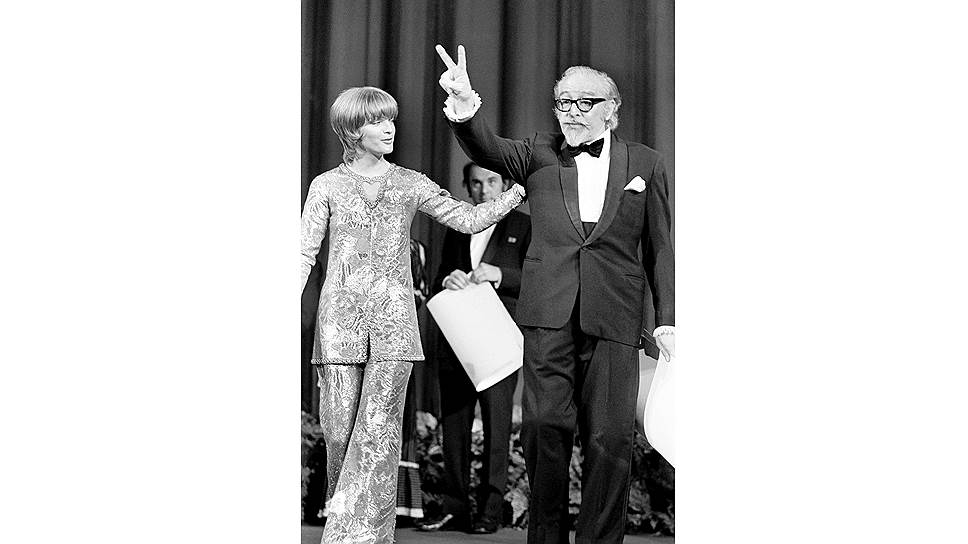 Дальтон Трамбо получает награды на Канском фестивале  за фильм 