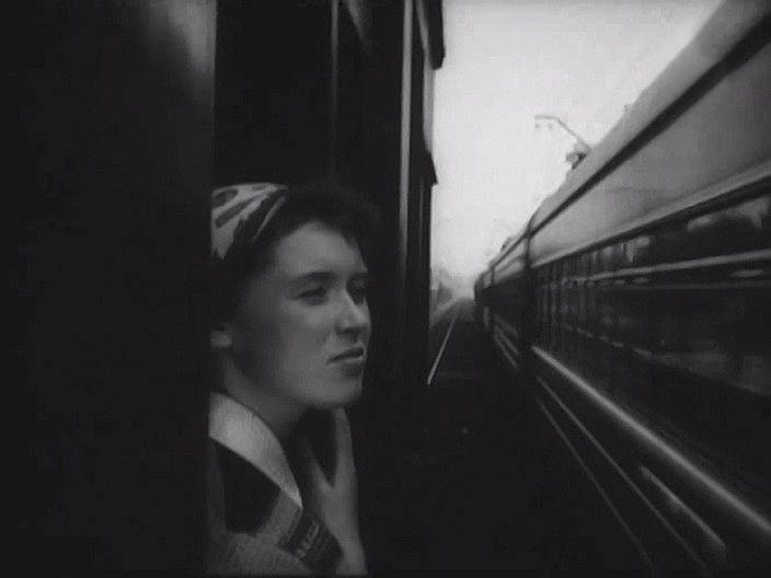 Весенний дождь. Кира Муратова и Александр Муратов, 1958