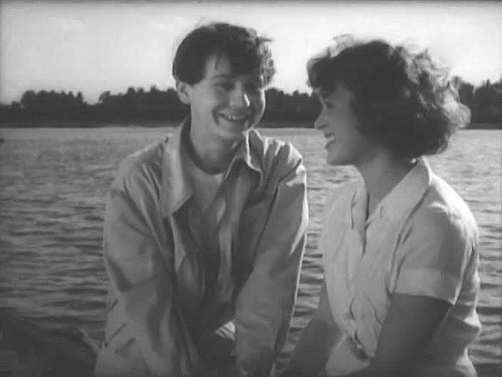 Весенний дождь. Кира Муратова и Александр Муратов, 1958
