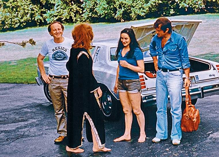 Слева направо: Иосиф Бродский, Эллендея Проффер, Маша Слоним и Василий Аксенов, 1975