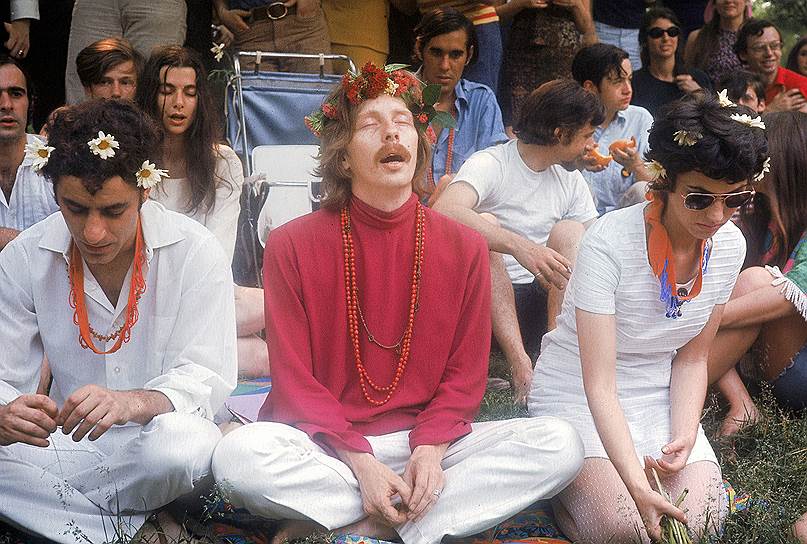 Свадьба основателя Международной партии молодежи Эбби Хоффмана и писательницы Аниты Кушнер, в центре — священник Неоамериканской церкви, 1967