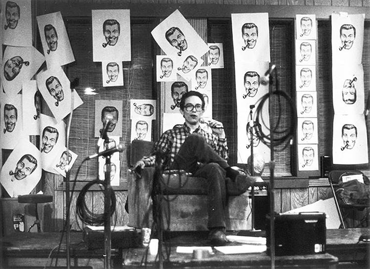 Иван Стэнг на встрече прихожан Церкви недомудреца, 1981