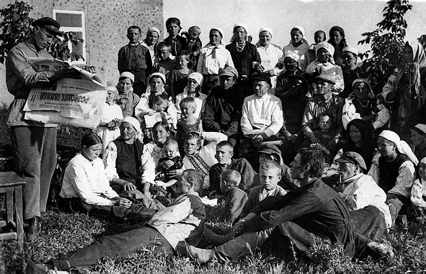Читка газеты в деревне, 1929