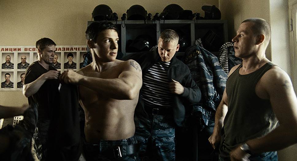 честный мент:  «Да что мы можем, когда мы ничего не можем!»  Боец ОМОНа по кличке Шорох — принимает участие (вместе с друзьями, тоже честными омоновцами) в жестком разгоне заводской забастовки, которую абсолютно поддерживает и в которой участвуют его родители.  «Восьмерка», режиссер Алексей Учитель 