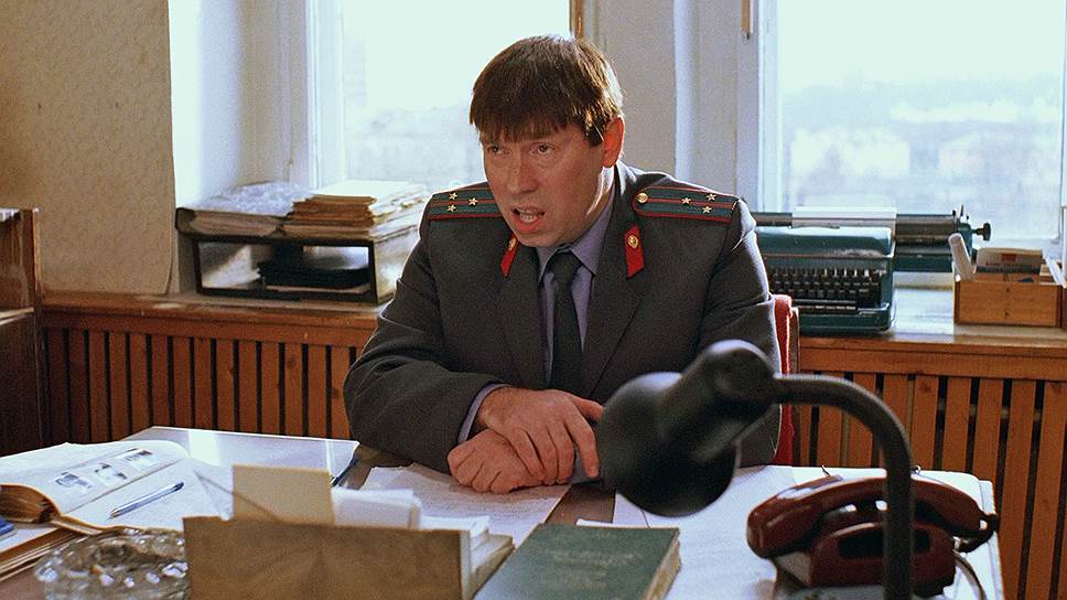 продажный мент:  «Я надеюсь, милиционеров еще не прослушивают»  Старший лейтенант по кличке Легавый — крышует бандитов и наркоторговцев в провинциальном городе, погибает при попытке их обмануть.  «Жмурки», режиссер Алексей Балабанов 
