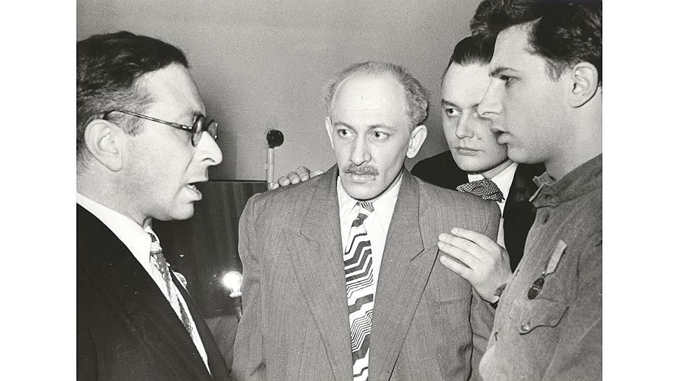 Слева направо: театровед Виталий Виленкин, актеры Евгений Евстигнеев, Геннадий Печников, Игорь Кваша, конец 1950-х