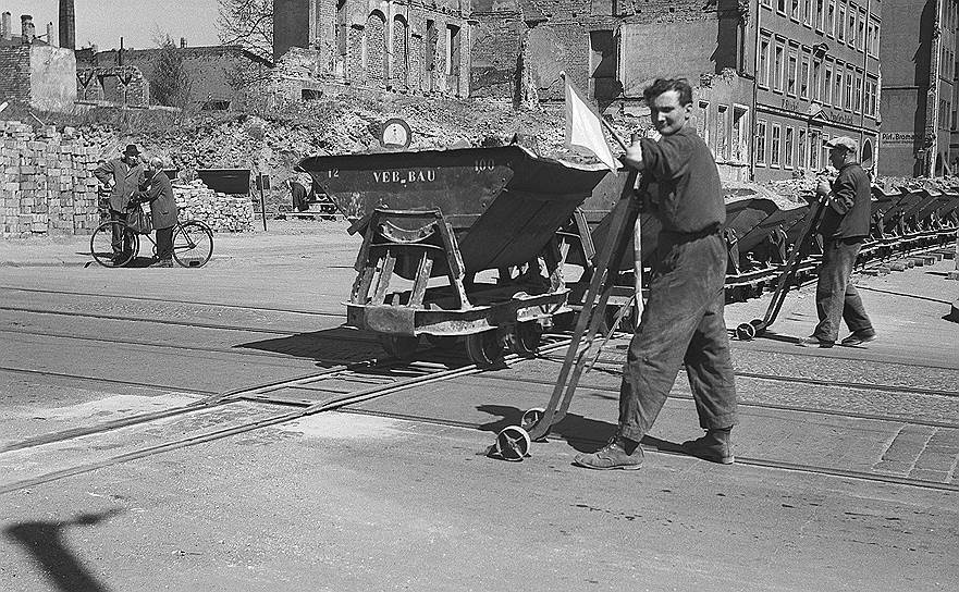 Разбор руин в Лейпциге, ГДР, 1954