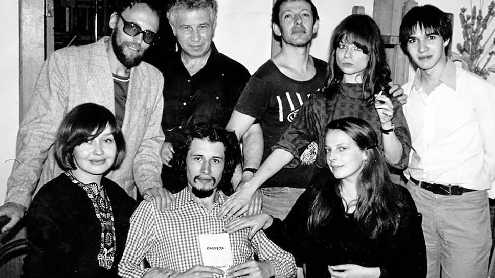 Дмитрий Пригов, Илья Кабаков, Иосиф Бакштейн, Сабина Хэнсген, Антон Носик (cтоят); Виктория Мочалова, Владимир Сорокин, Ирина Нахова (сидят). 1985