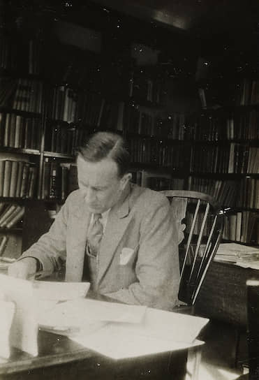 Дж. Р. Р. Толкин, 1937
