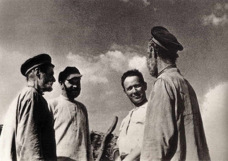 Михаил Шолохов с крестьянами станицы Вёшенская