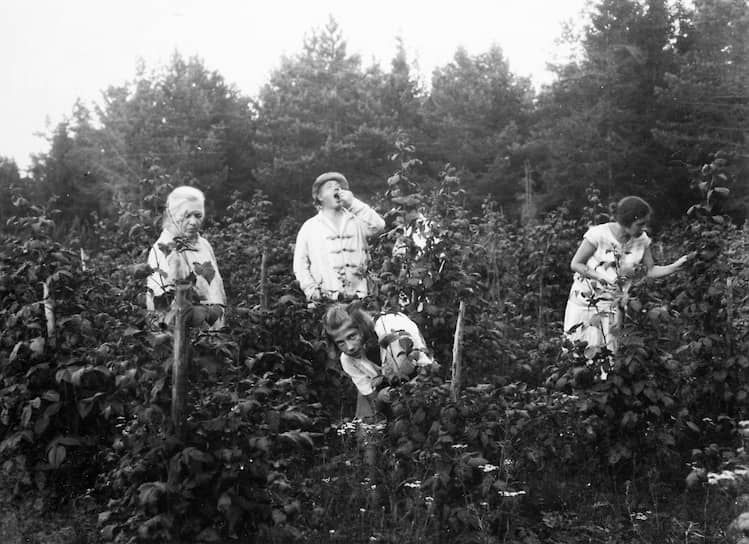 Демьян Бедный на даче в Мамонтовке, 1925