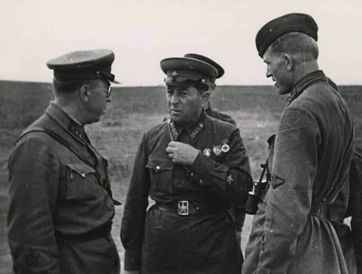 Армейский комиссар 1-го ранга Лев Мехлис (в центре) на боевых учениях, 1940-е 