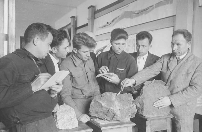 Занятия в геологическом кабинете техникума. Магнитогорск, 1937 год 