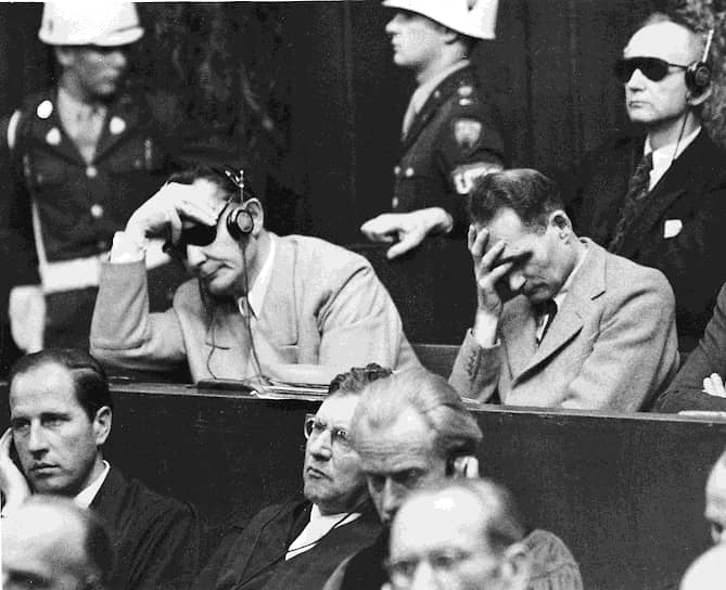 Рудольф Гесс и Герман Геринг на Нюрнбергском процессе, 1946