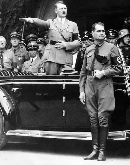 Гесс рядом с Адольфом Гитлером во время военного парада, 1936
