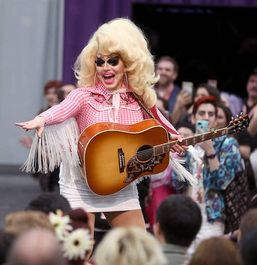 Концерт Трикси Маттел на DragCon, 2018 