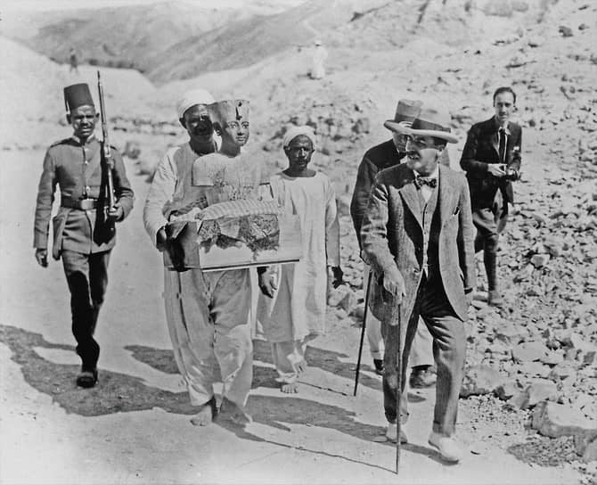 Говард Картер с объектами из гробницы, 1920-е  