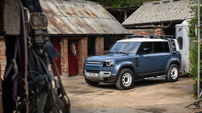 Land Rover Defender и Mercedes-Benz S-Class