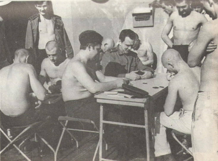 Валерий Саблин (в центре) с матросами на палубе «Сторожевого», 1975