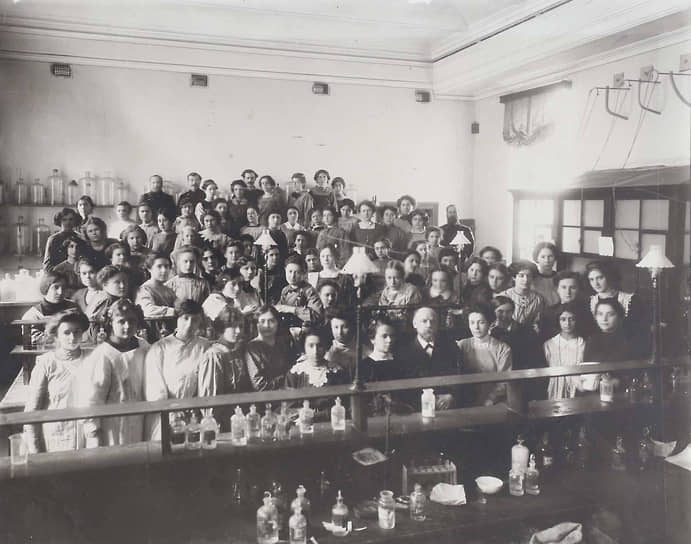 Курсистки Бестужевских курсов в химической лаборатории, 1915