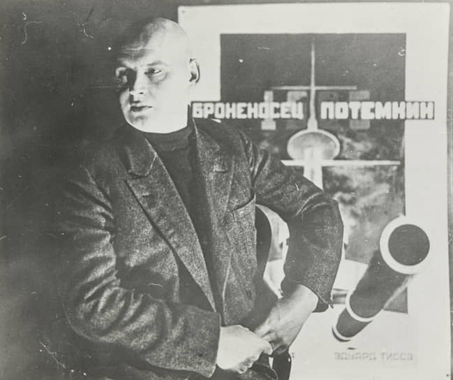 Александр Родченко на фоне своего постера к «Броненосцу "Потемкин"», около 1926