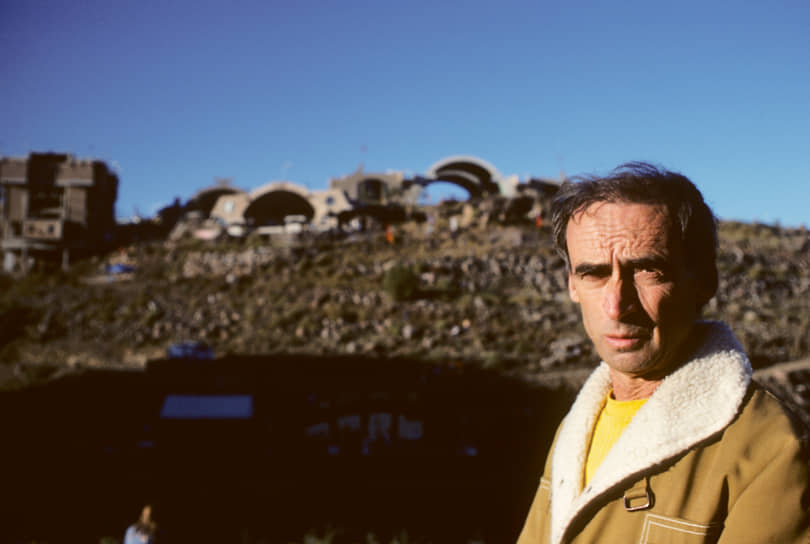 Паоло Солери на фоне Cosanti, Аризона, 1976