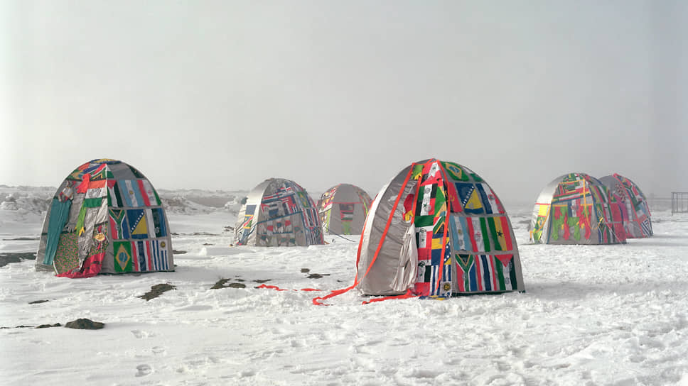 Люси + Хорхе Орта. «Антарктическая деревня — Без границ», 2007