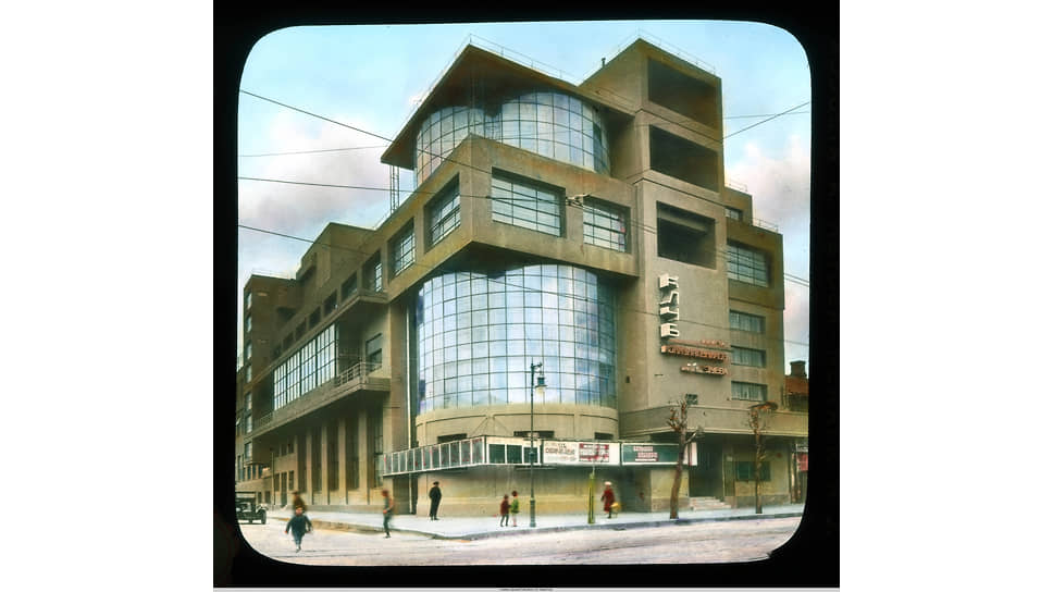 Дом культуры имени Зуева в Москве, 1927–1929, проект Ильи Голосова. Один из важных памятников конструктивизма — направления, возникшего в Европе после 1915 года. Одной из задач конструктивизма в архитектуре было улучшение труда и жизни рабочих после эпидемии испанки