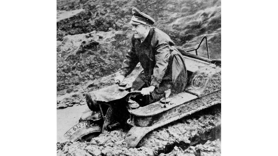 Альберт Шпеер тестирует «тракторцикл» повышенной проходимости, 1943 