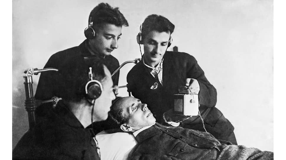 Николай Островский дает интервью в день вручения ему ордена Ленина, 1935