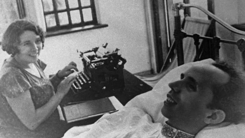 Николай Островский и его секретарь Александра Лазарева, 1935