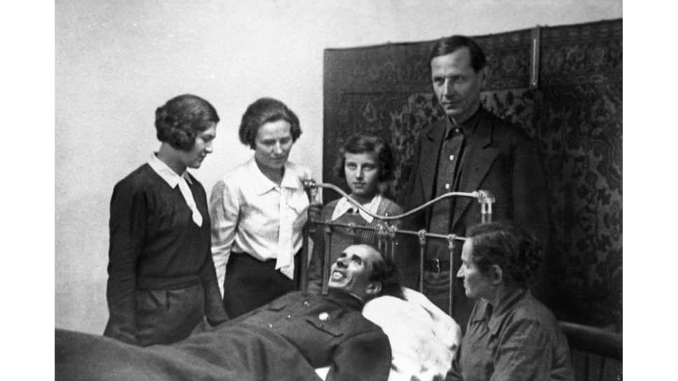 Николай Островский с семьей, 1935