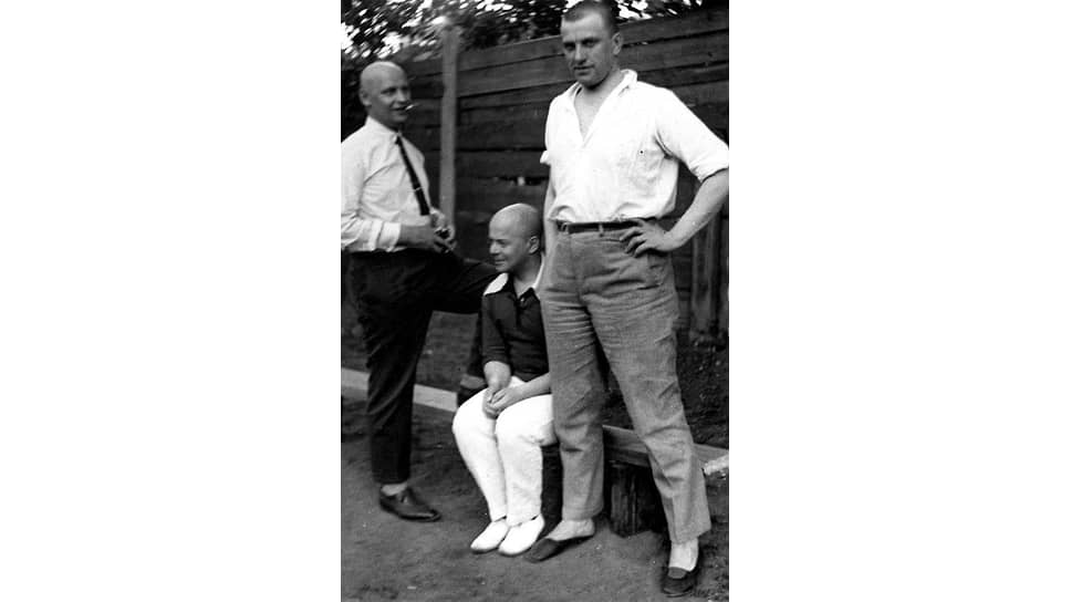 Слева направо: Виктор Шкловский, Александр Родченко и Владимир Маяковский. Москва, 1926