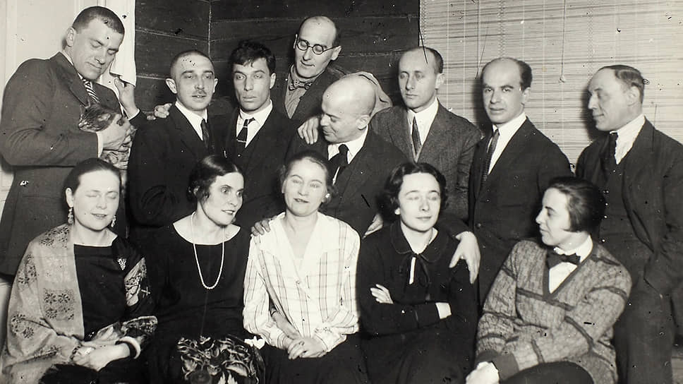 Стоят (слева направо): Владимир Маяковский, Осип Брик, Борис Пастернак, Виктор Шкловский, Лев Гринкруг, Осип Бескин, Петр Незнамов; сидят: Эльза Триоле, Лиля Брик, Раиса Кушнер, Евгения Пастернак, Ольга Третьякова. Москва, 1925