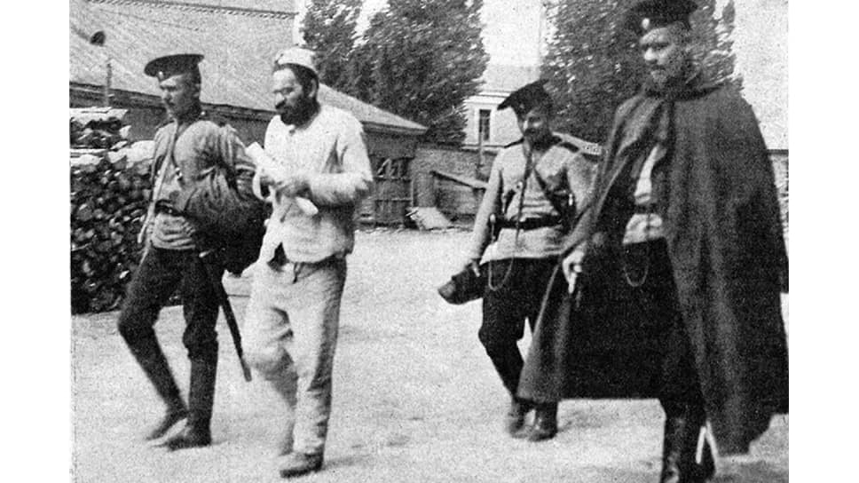 Мендель Бейлис под конвоем, 1913 