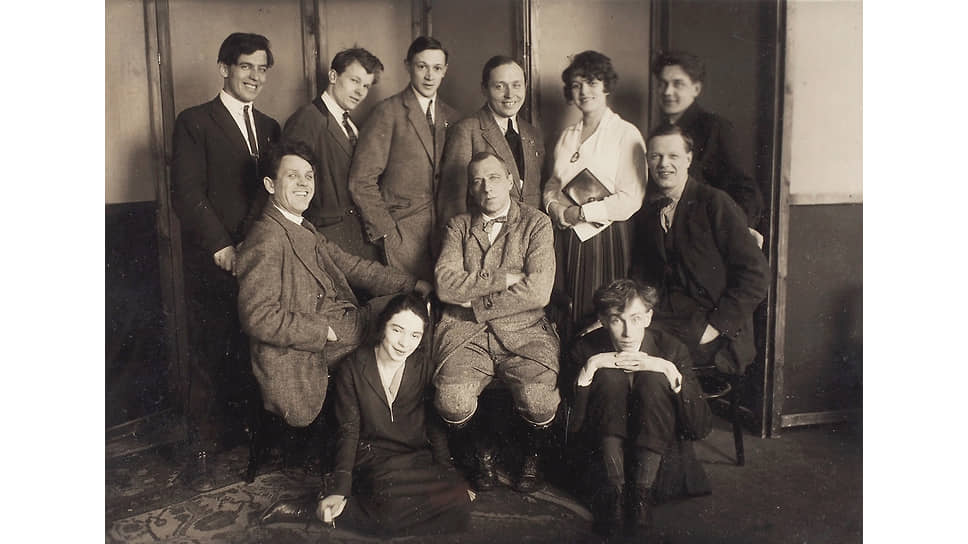 Всеволод Мейерхольд с выпускниками первого набора ГЭКТЕМАСа, 1926